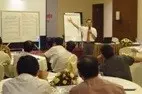 Giảng viên hướng dẫn học viên thực hành